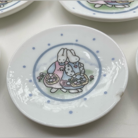 Vintage dollhouse miniature bunny dining tea set 4x 3.5” plates & 3x 2.5” plates - Picture 2 of 4